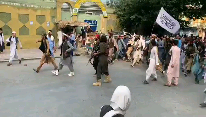 Afghanistan: un convoi militaire en fuite pris à partie par la population à Kunar (Vidéo)
