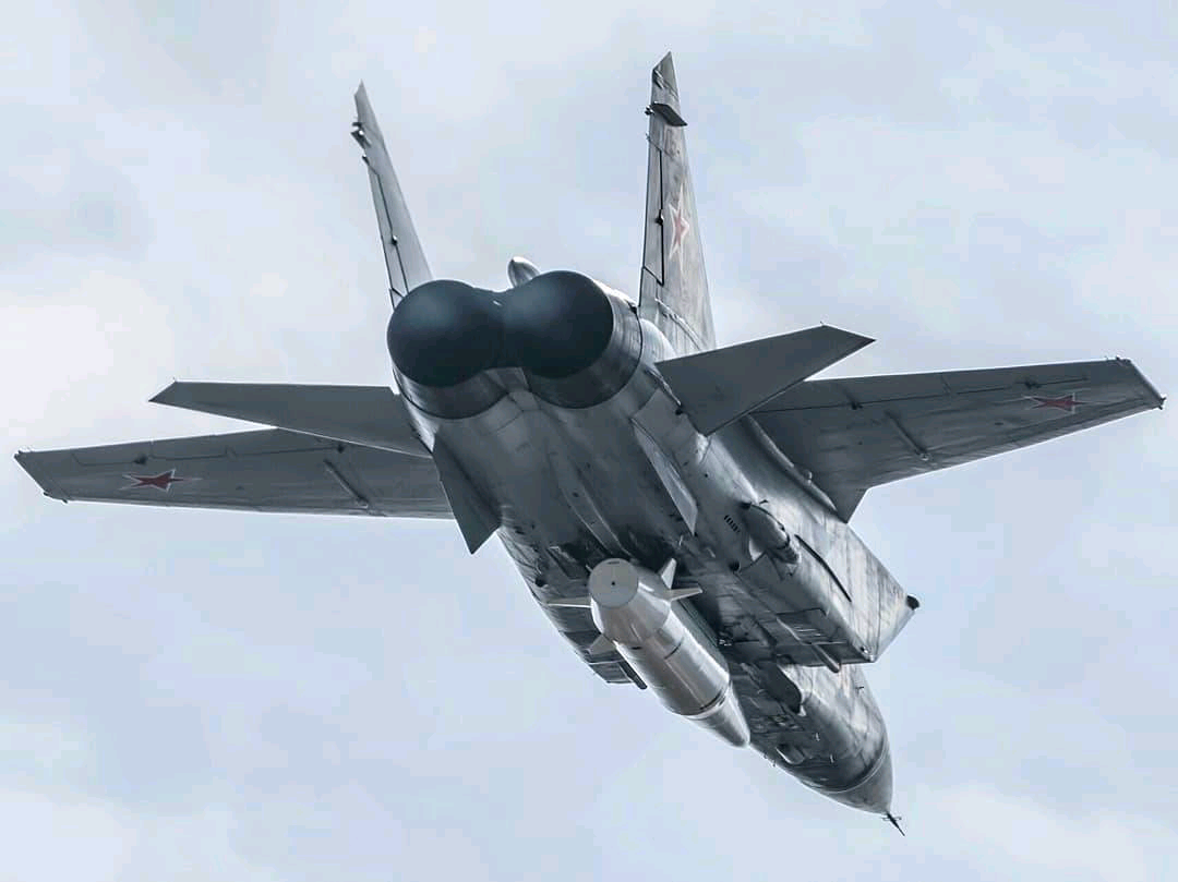 La nouvelle version de l&rsquo;avion de combat Mig-31 armé du missile hypersonique Kh47M Kinjhal (péninsule de Kola)