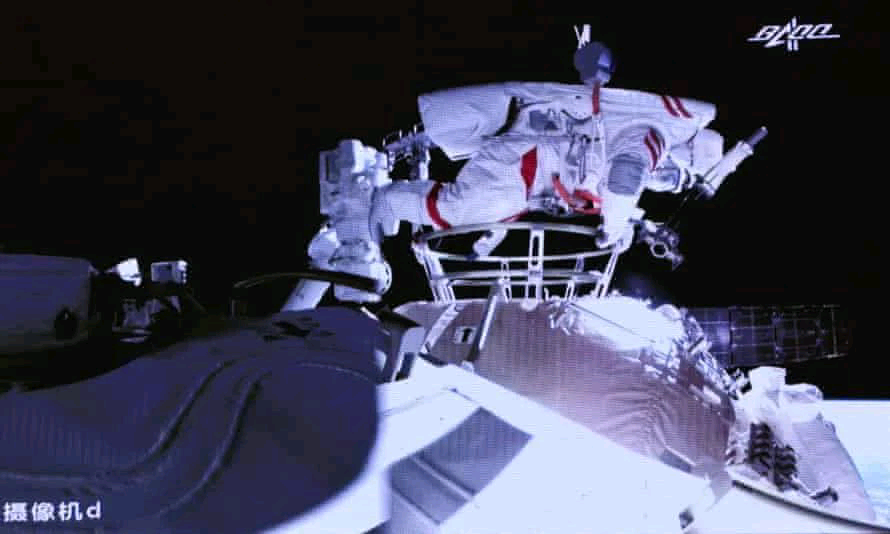 Première sortie dans l&rsquo;espace pour les taïkonautes de la station orbitale chinoise